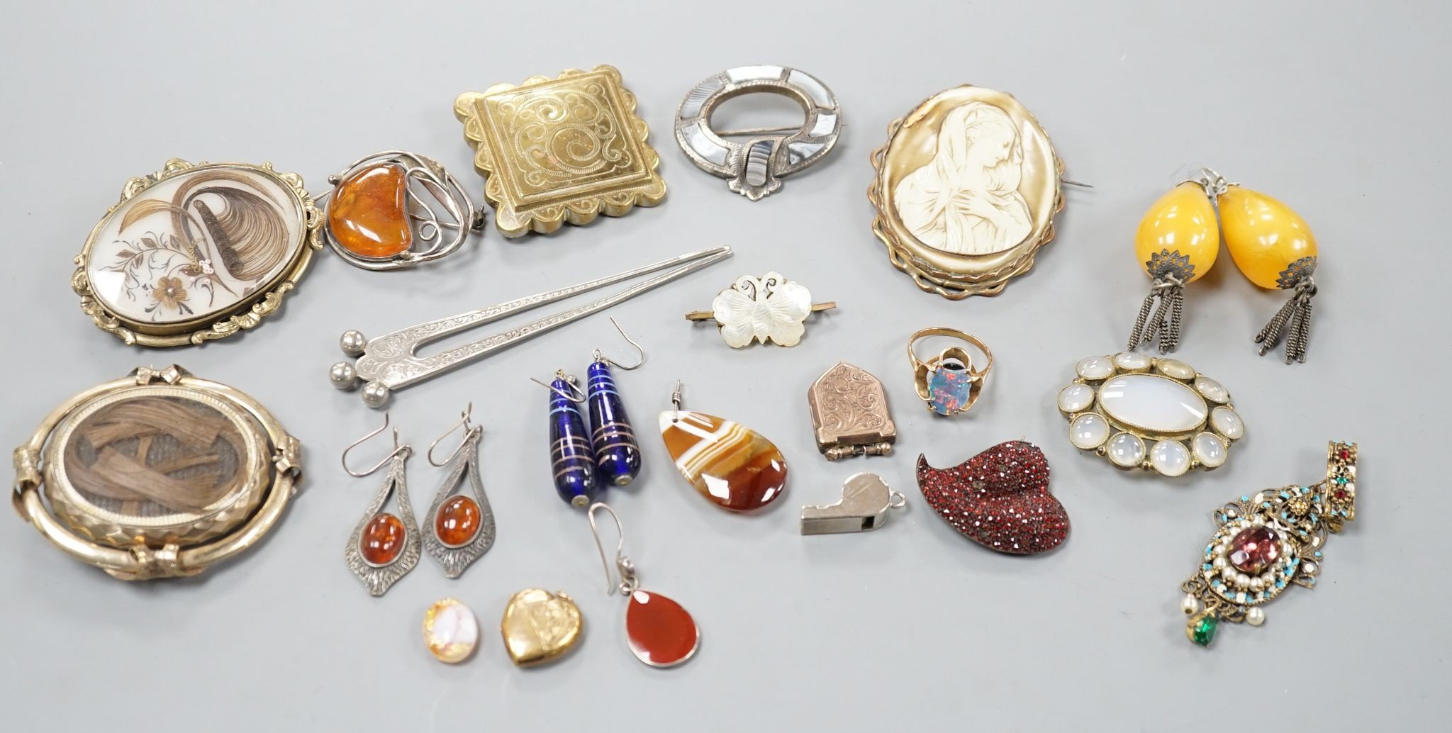 Assorted mainly Victorian and later jewellery, including mourning brooches with plaited hair, Scottish hardstone brooch, amber set jewellery, etc.